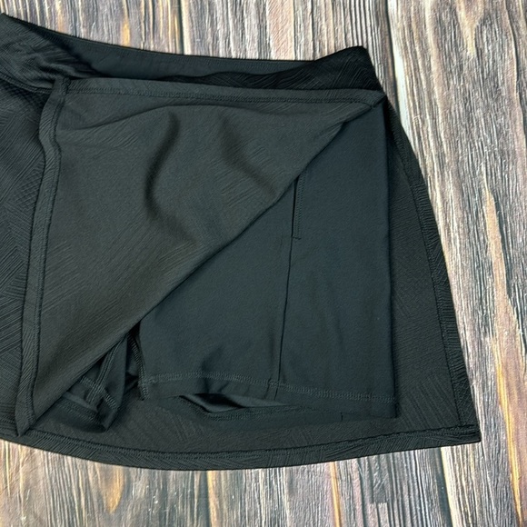 Black Active Skort- Size Medium - Picture 5 of 9